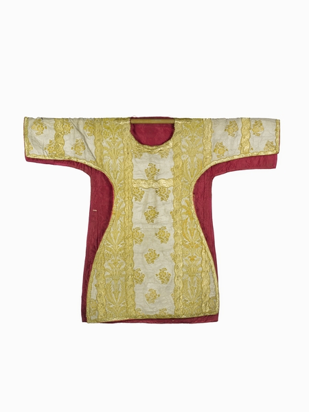 ensemble de 2 chapes, 4 dalmatiques, une chasuble, 3 étoles, 3 manipules, 1 voile de calice, une bourse de corporal : ornement argenté n°1