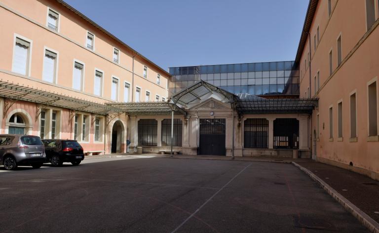 Collège de jésuites, puis institut national, école centrale supplémentaire, école communale secondaire, collège communal et école pratique de commerce et d'industrie, lycée, actuellement collège François-Ponsard