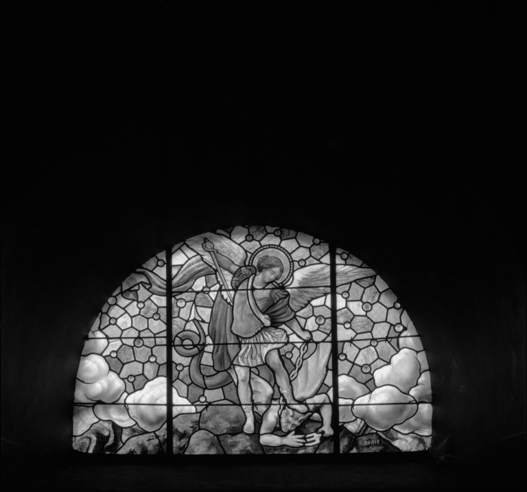 Verrière figurée (baie n°16) : saint Michel terrassant le démon