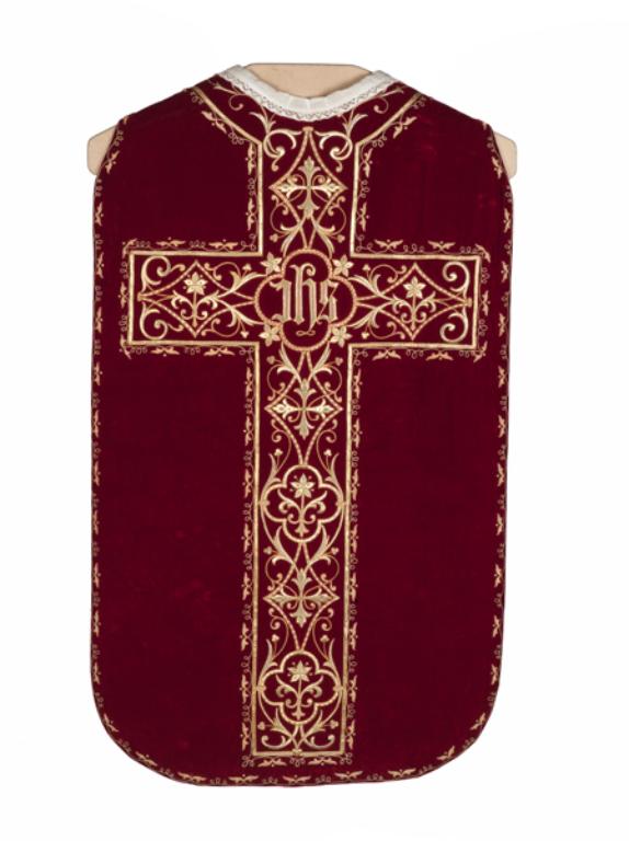 ensemble de deux dalmatiques, une chasuble, trois étoles, deux manipules,un voile de calice, une bourse de corporal : ornement rouge