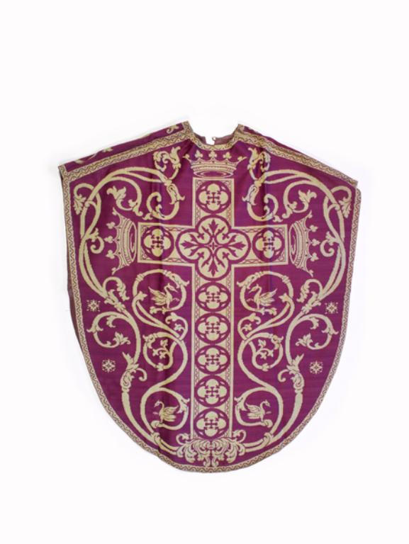 ensemble de 5 chapes (non étudiées), de 15 chasubles, 17 dalmatiques et les accessoires : ornement violet n°2