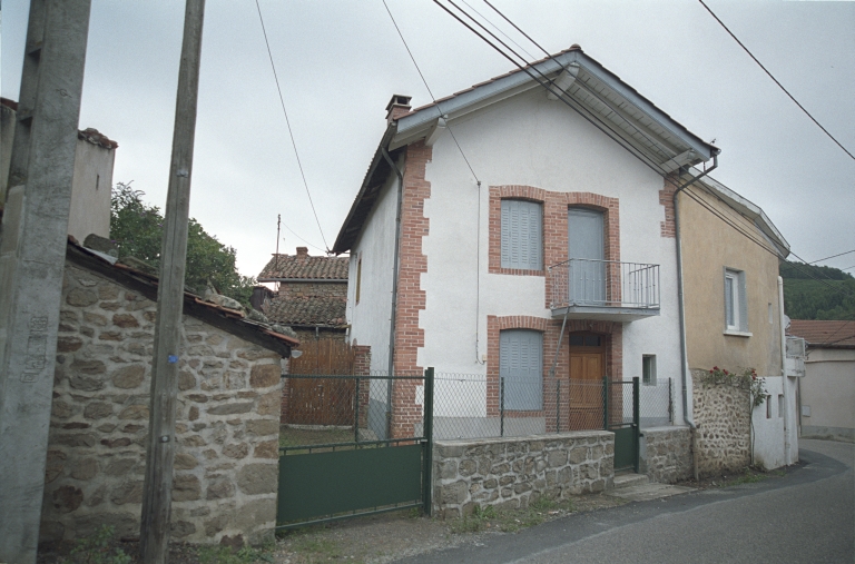 Les maisons, magasins de commerce et immeubles de la commune de Sail-sous-Couzan