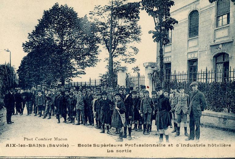 Ecole secondaire, dite Ecole supérieure de garçons Bernascon, puis lycée, dit Lycée Bernascon, actuellement siège d'association, dit Maison des Associations