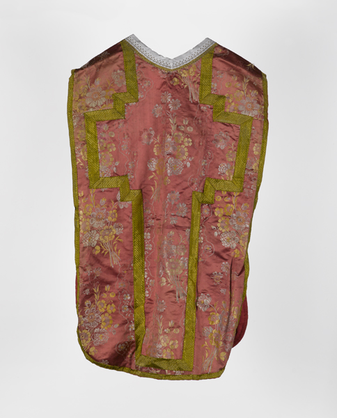 ornement rouge ou rose : chasuble, voile de calice, étole, manipule