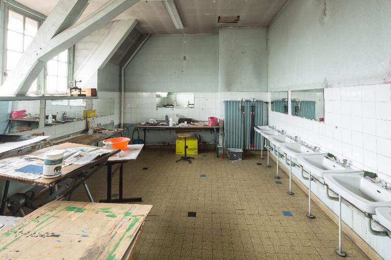 Manoir de Chènevoux, puis collège de jésuites, puis école centrale, puis lycée de garçons, actuellement lycée d'enseignement secondaire Jean-Puy