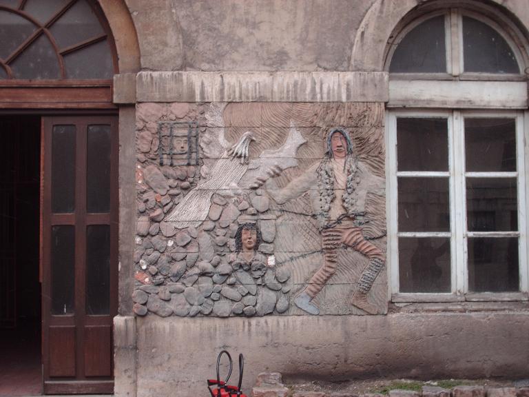 Ensemble de cinq bas-reliefs : Laissez faire, Rêve de détenu, Qui crois-tu être, Homme labyrinthe, Egal. Frater. ou Le juge