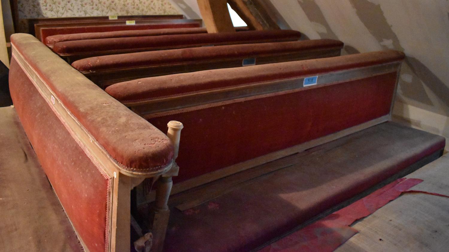 Ensemble de quatre banquettes prie-Dieu