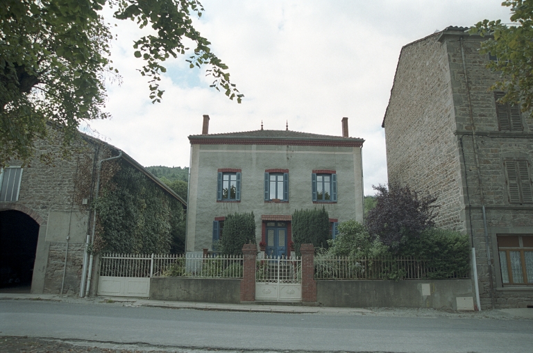 Les maisons, magasins de commerce et immeubles de la commune de Sail-sous-Couzan