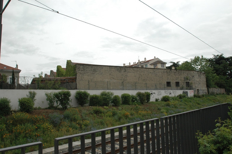 Laminoir La Métallurgique Lyonnaise puis C.E.C.A.P. Capsules métalliques actuellement Cobois et ALTEV paysagistes et société de revêtements de sols et entreprises de nettoyage et nettoyage industriel