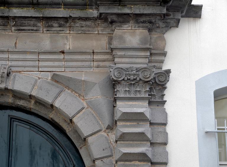 Portes (décor d'élévation extérieure) : portes du collège Jeanne de la Treilhe