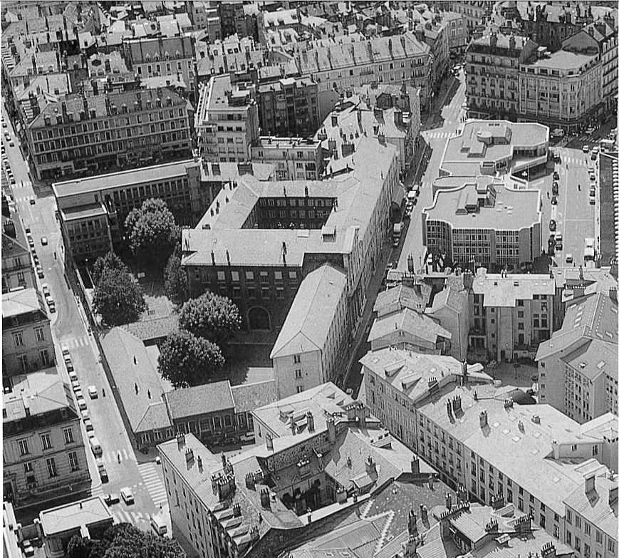 Vue aérienne v. 1980 : à l'arrière-plan, le bloc scientifique, au premier plan, le petit bâtiment de l'ancien institut électrotechnique et en retour, l'ancienne école maternelle (repr. in J. Joly, 1988)