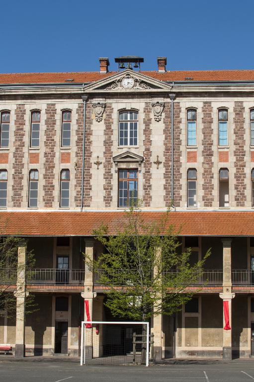 Manoir de Chènevoux, puis collège de jésuites, puis école centrale, puis lycée de garçons, actuellement lycée d'enseignement secondaire Jean-Puy