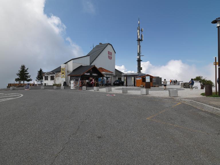 Gare supérieure du téléphérique du Revard et restaurant, actuellement restaurant Les Quatre Vallées et échoppe de souvenirs