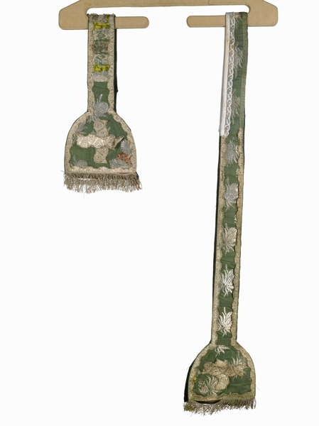 ornement vert : chasuble, étole, manipule