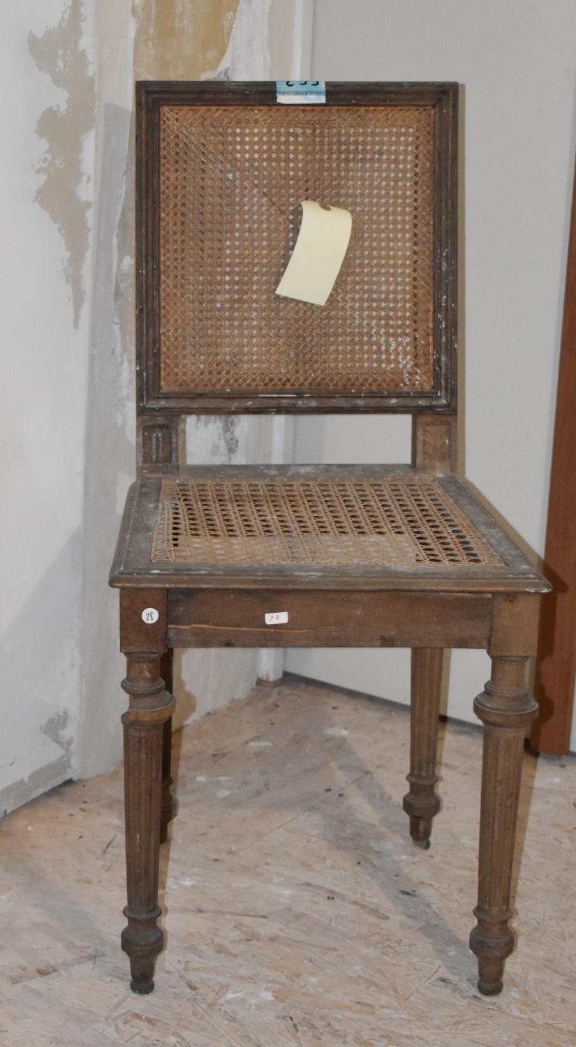 chaise n°5 d'un ensemble de cinq chaises cannées