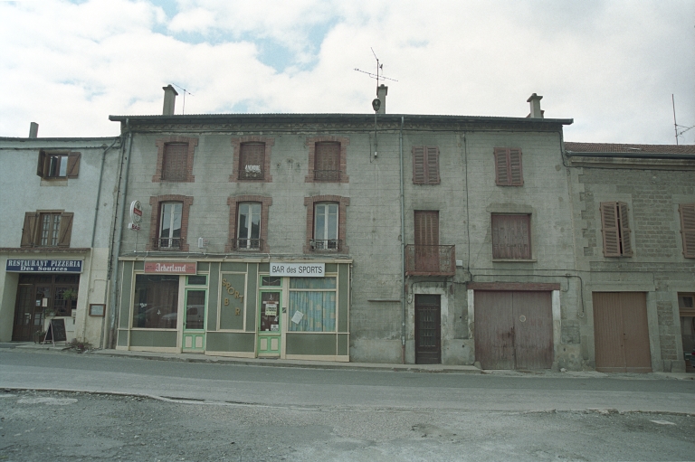 Les maisons, magasins de commerce et immeubles de la commune de Sail-sous-Couzan