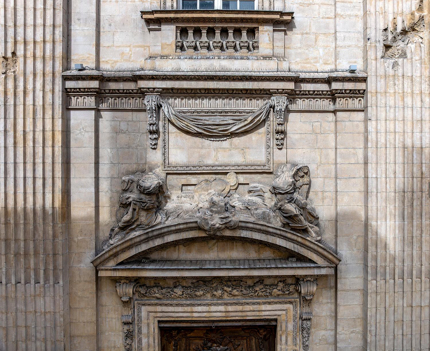 Détail du fronton et son décor sculpté par Marc II Chabry
