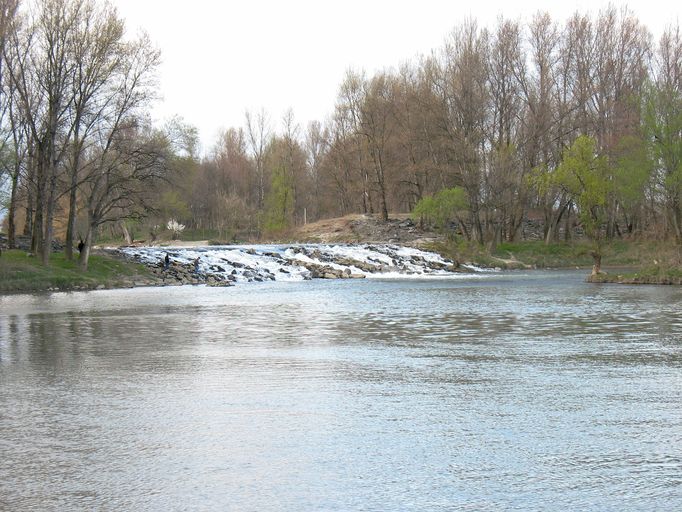 Digue, seuil de passage, chute d'eau