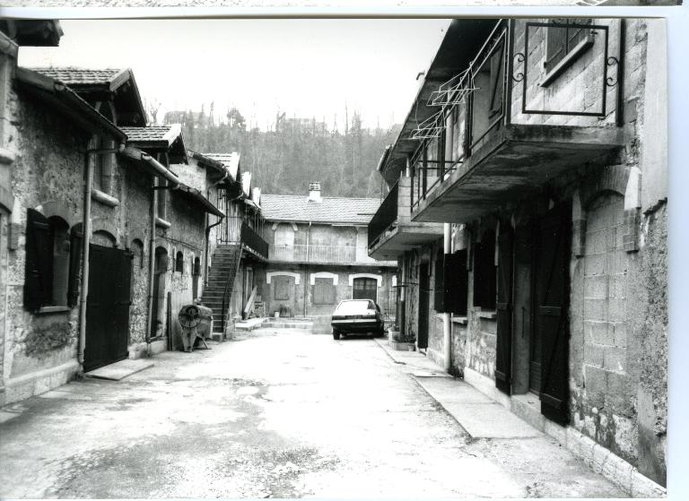 Abattoirs municipaux, puis ateliers municipaux, actuellement maisons et immeubles de logements