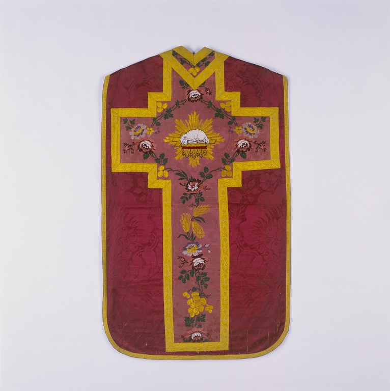 chasuble, étole, manipule, bourse de corporal, voile de calice (ornement rouge)