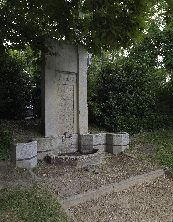 Fontaine : monument à Camille Roy