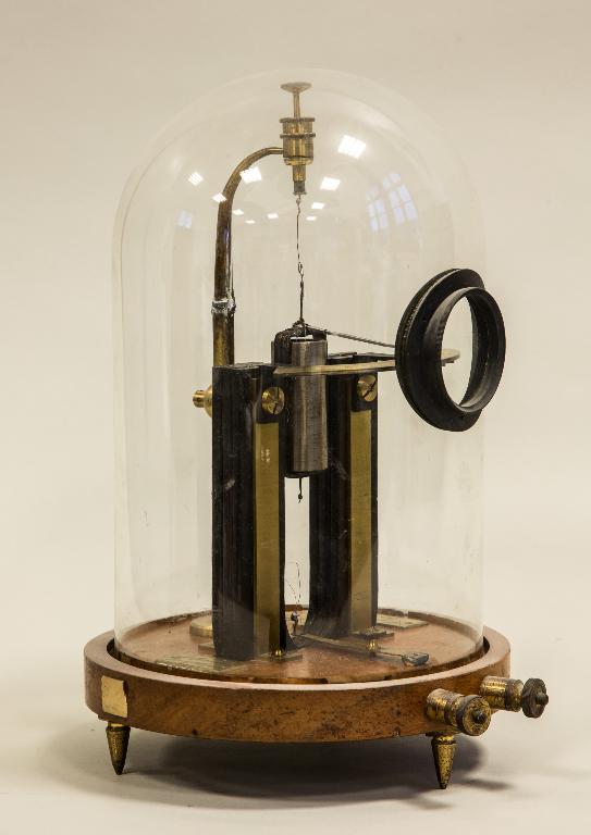 Instrument de mesure de forces électromotrices : galvanomètre apériodique Deprez d'Arsonval