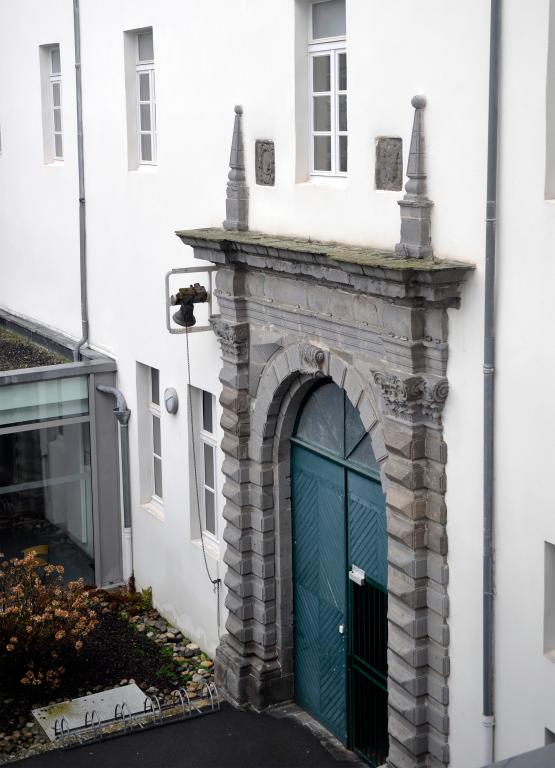 Portes (décor d'élévation extérieure) : portes du collège Jeanne de la Treilhe