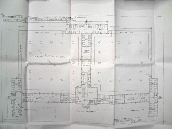 Asile d'aliénés de Bron, puis asile départemental d'aliénés du Rhône, puis asile d'aliénés du Vinatier, actuellement centre hospitalier Le Vinatier
