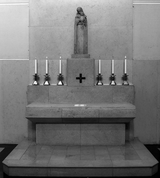 Ensembles des deux autels latéraux et des statues de la Vierge et de Saint-Joseph