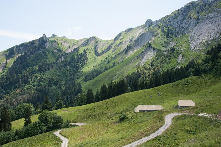 Les chalets du Planay (Chevaline) sous la Dent des Portes.