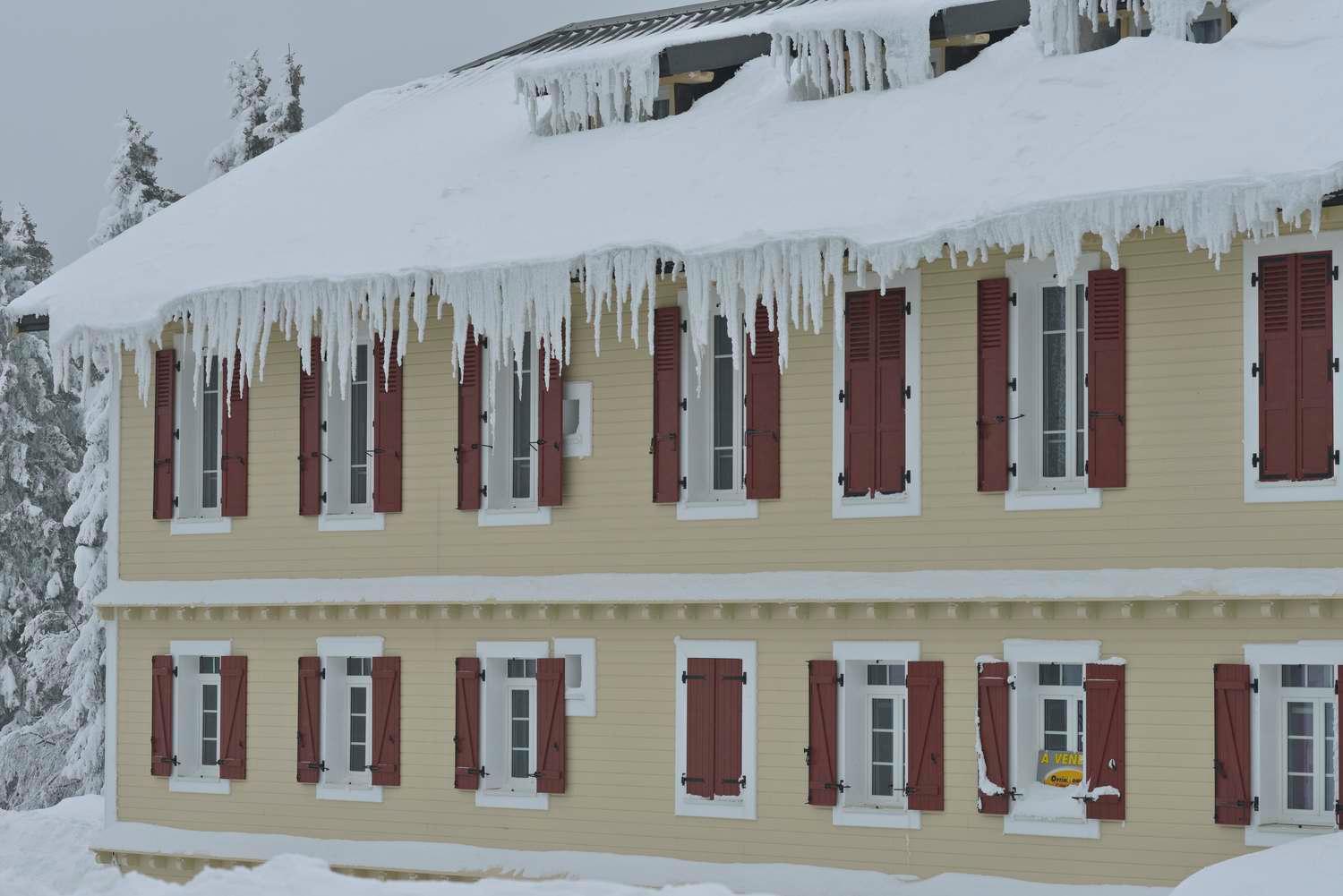 Hôtel de voyageurs, dit chalets-hôtels du Mont-Revard, puis Grand Hôtel PLM du Mont-Revard, actuellement immeuble à logements