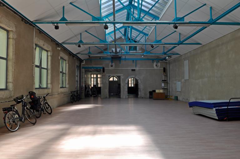 Collège de jésuites, puis institut national, école centrale supplémentaire, école communale secondaire, collège communal et école pratique de commerce et d'industrie, lycée, actuellement collège François-Ponsard