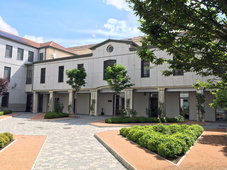 Collège de jésuites, puis école centrale, école secondaire communale, lycée impérial, lycée de garçons, actuellement lycée Lalande