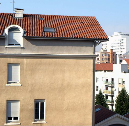 Moulin, puis école secondaire dite l'Ecole Nouvelle, puis immeuble dit Meublés Nicolaï, actuellement Résidence Nicolaï