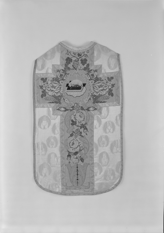 chasuble, étole, manipule, bourse de corporal, voile de calice (ornement blanc)