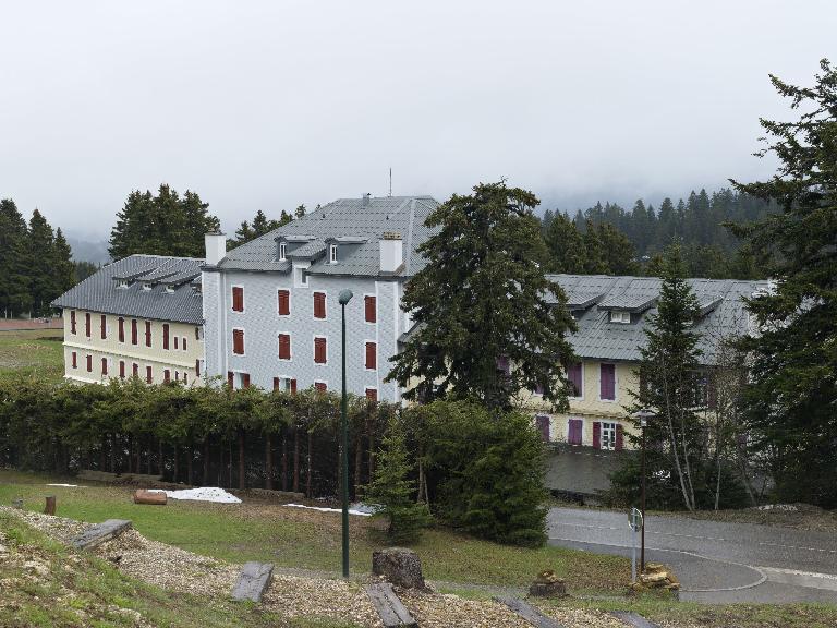 Hôtel de voyageurs, dit chalets-hôtels du Mont-Revard, puis Grand Hôtel PLM du Mont-Revard, actuellement immeuble à logements