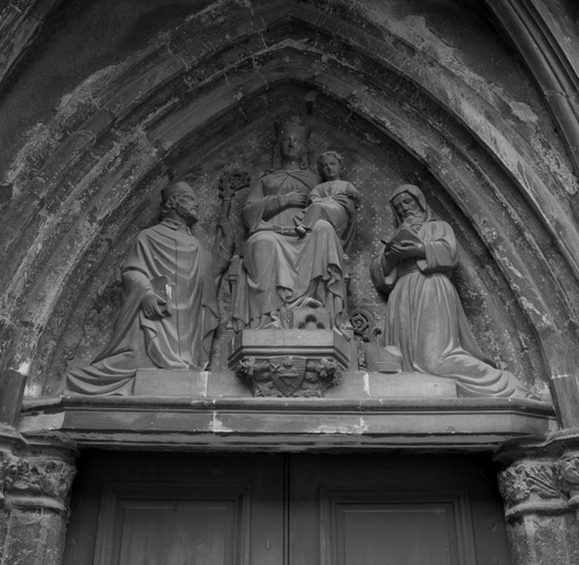 Groupe sculpté du tympan de la porte nord : Notre-Dame de bon coeur