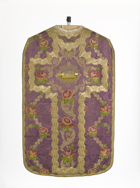 ornement violet : chasuble, étole, manipule