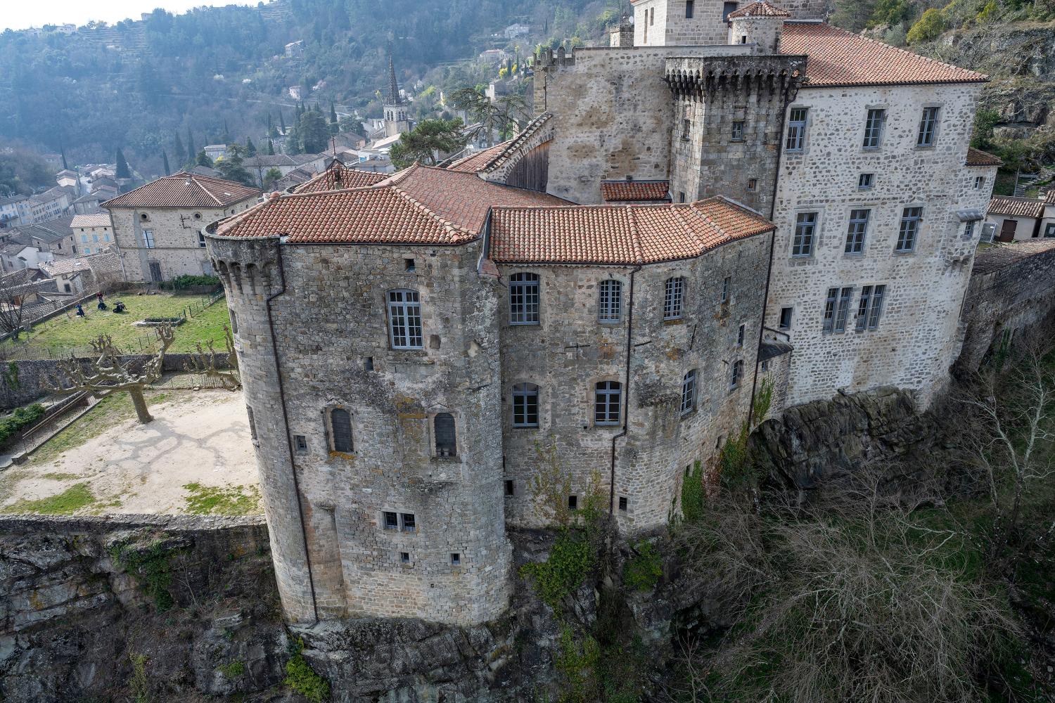 Château, puis palais de justice et prison, puis hôpital, actuellement château de Largentière