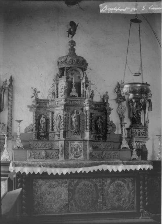 Ensemble du maître-autel, crédences, gradins d'autel, tabernacle à ailes et dais d'exposition