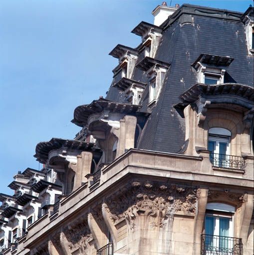 Hôtel de voyageurs : hôtel Terminus, puis hôtel Frantour, puis Grand Hôtel Mercure Château Perrache