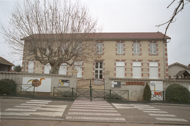 Ecole primaire (école de filles, actuellement groupe scolaire mixte)