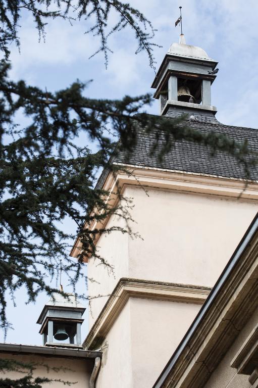 Manoir de Chènevoux, puis collège de jésuites, puis école centrale, puis lycée de garçons, actuellement lycée d'enseignement secondaire Jean-Puy