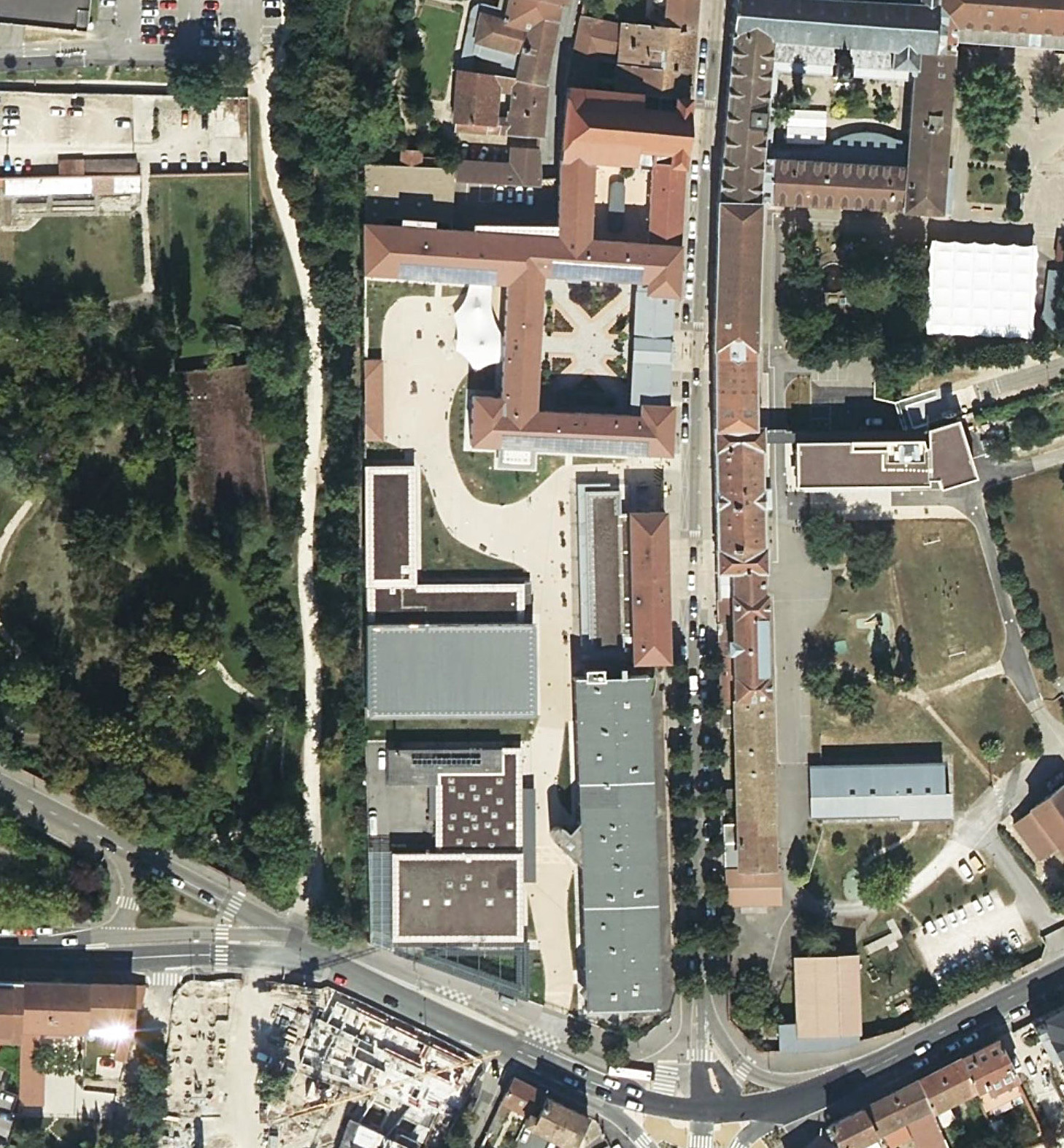 Collège de jésuites, puis école centrale, école secondaire communale, lycée impérial, lycée de garçons, actuellement lycée Lalande