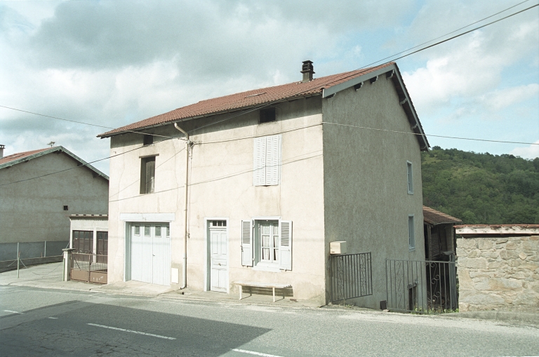 Les maisons, magasins de commerce et immeubles de la commune de Sail-sous-Couzan