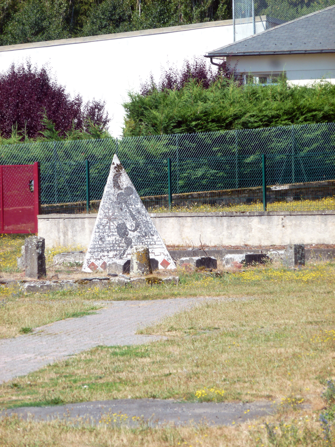 Installation ; sculpture : pyramide, aire de jeux, enseigne