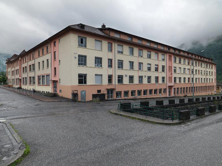 Groupe scolaire de Montroux, puis Cité technique, actuellement lycée d'enseignement général, technologique et professionnel René-Perrin