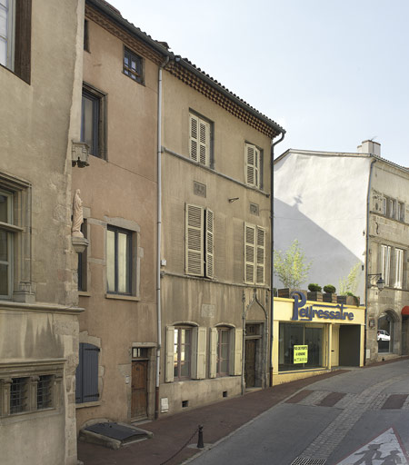 Immeuble de type 1 : hôtel particulier donnant sur la rue principale.