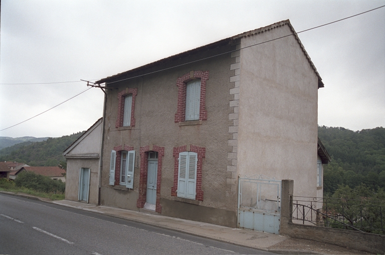 Les maisons, magasins de commerce et immeubles de la commune de Sail-sous-Couzan