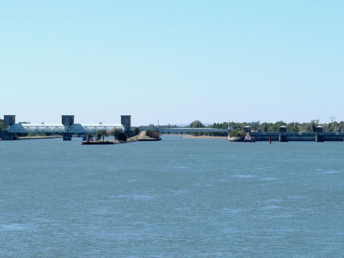 Barrage usinier, barrage de garde, passe, ensemble de trois ponts routiers